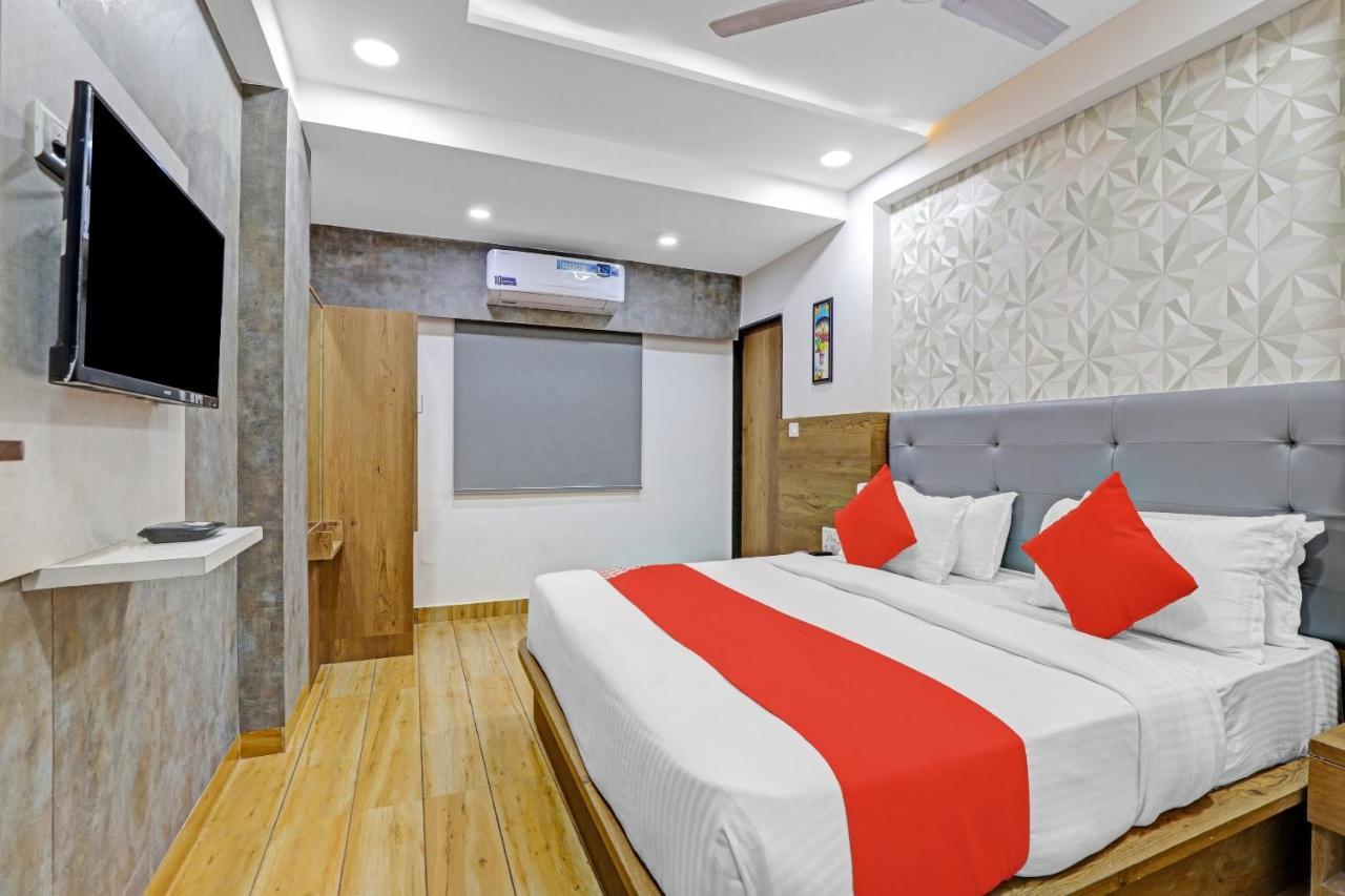 Hotel O R S Palace Ahmedabad Exteriör bild