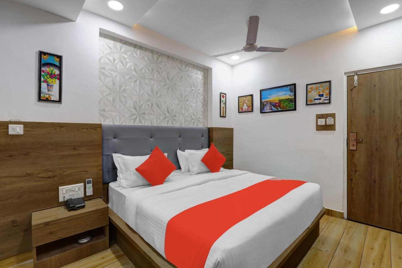 Hotel O R S Palace Ahmedabad Exteriör bild