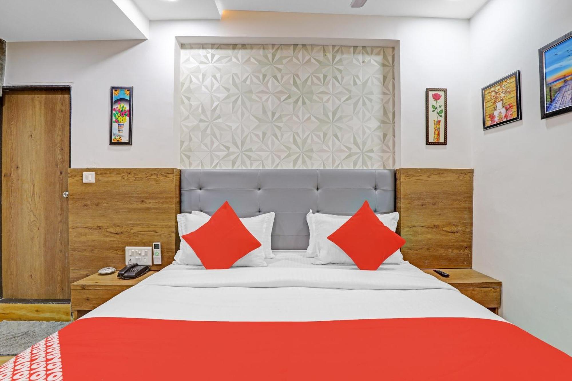 Hotel O R S Palace Ahmedabad Exteriör bild