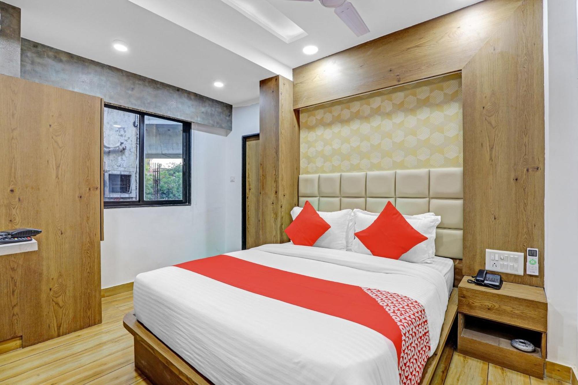 Hotel O R S Palace Ahmedabad Exteriör bild