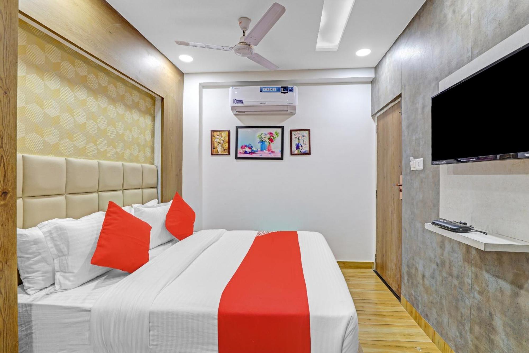 Hotel O R S Palace Ahmedabad Exteriör bild