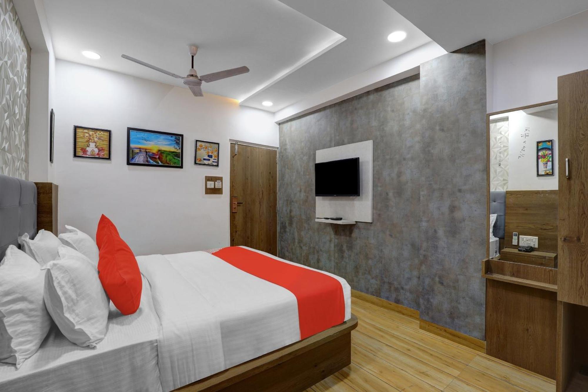 Hotel O R S Palace Ahmedabad Exteriör bild