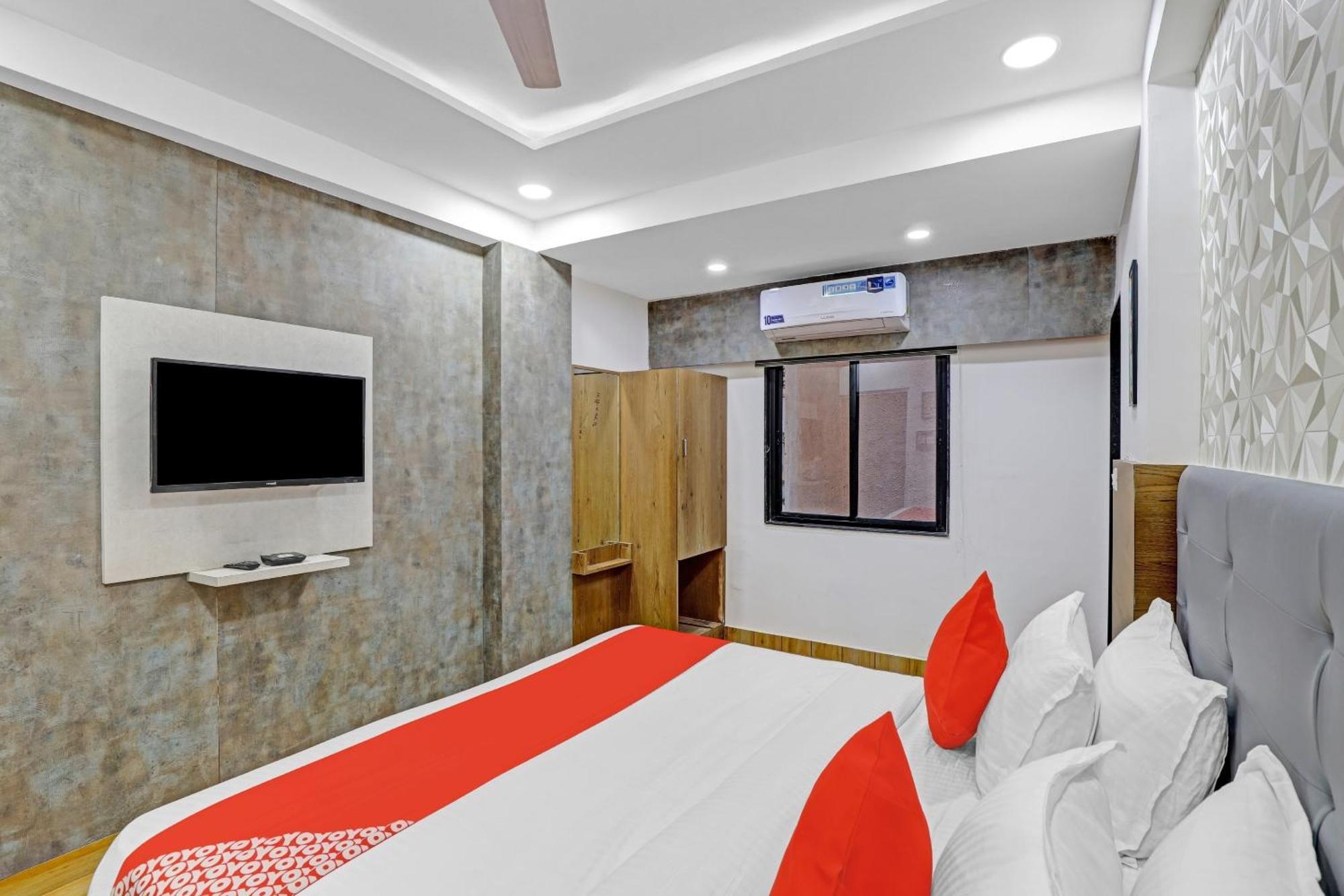 Hotel O R S Palace Ahmedabad Exteriör bild
