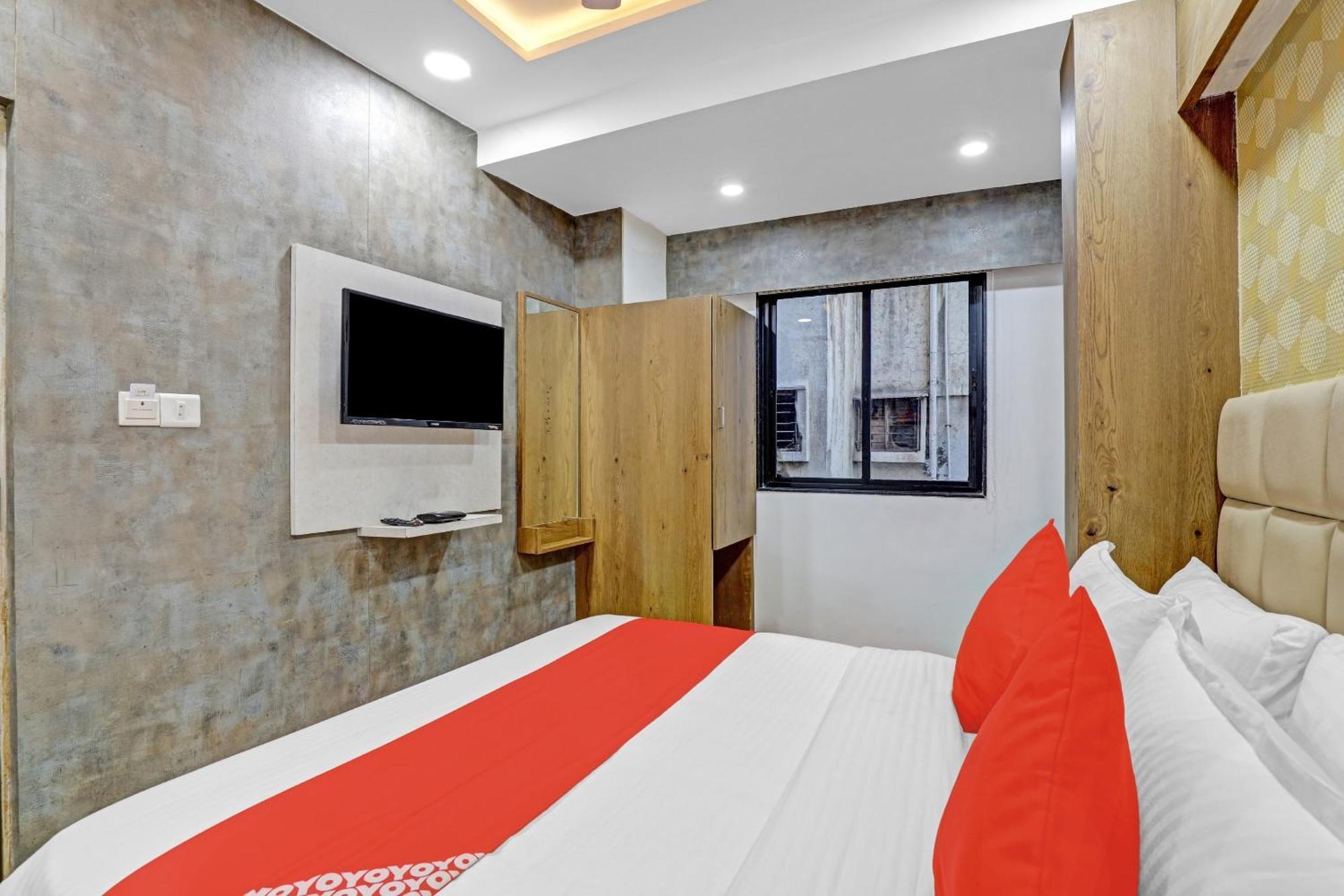 Hotel O R S Palace Ahmedabad Exteriör bild